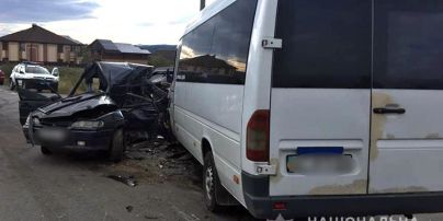 На Прикарпатті легковик влетів у маршрутку, водій загинув
