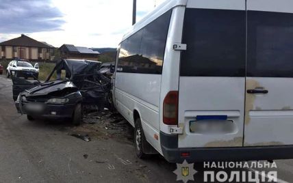 На Прикарпатті легковик влетів у маршрутку, водій загинув