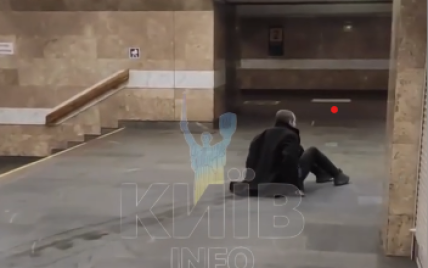 "Печерський равлик": чоловік дивно поводився в метро Києва