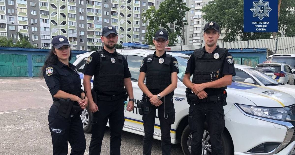 Поймали за ногу в последний момент: в Киеве женщина прыгнула из окна
