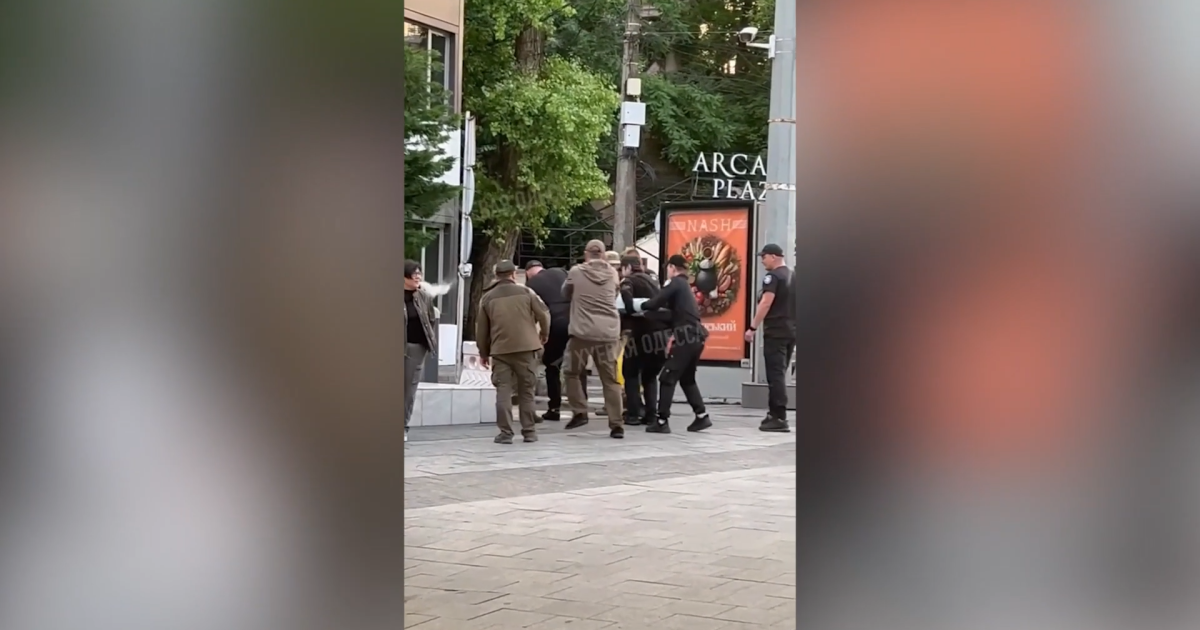 В Одессе гражданского мужчину задерживала группа полицейских и работников ТЦК