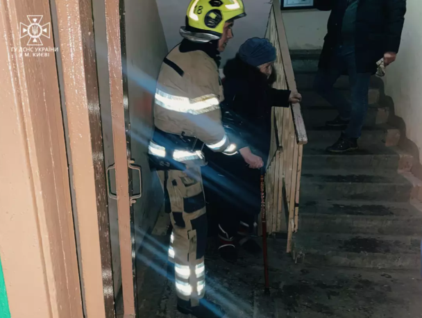 Эвакуация жильцов дома/Фото: ГУ ГСЧС в Киеве