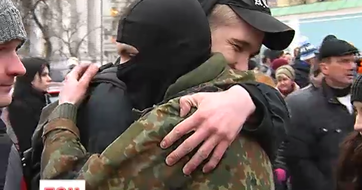 Киевляне провели бойцов "Азова" на передовую