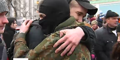 Новобранці полку «Азов» та бійці після ротації їдуть на Схід України