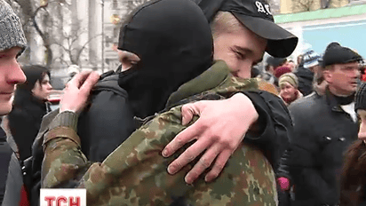 Новобранцы полка «Азов» и бойцы после ротации едут на Восток Украины