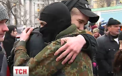 С Михайловской площади Киева на передовую отправились бойцы батальона "Азов"