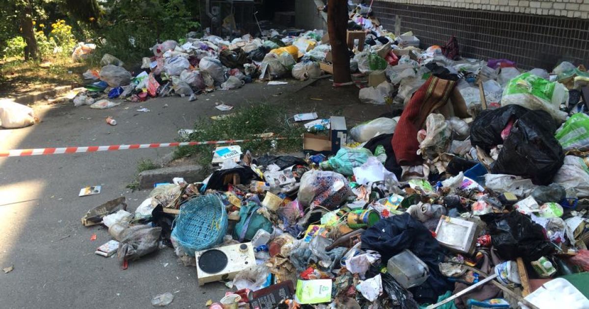 Пожежники викидають з квартири сміття, аби дістатись осередку пожежі / © Фото Валерії Ковалінської/ТСН