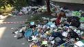 Пожежники викидають з квартири сміття, аби дістатись осередку пожежі