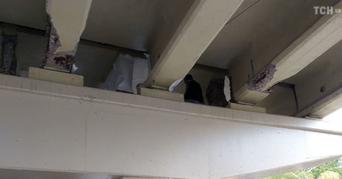 На мосту, що частково обвалився на "Нивках", почали ремонтні роботи