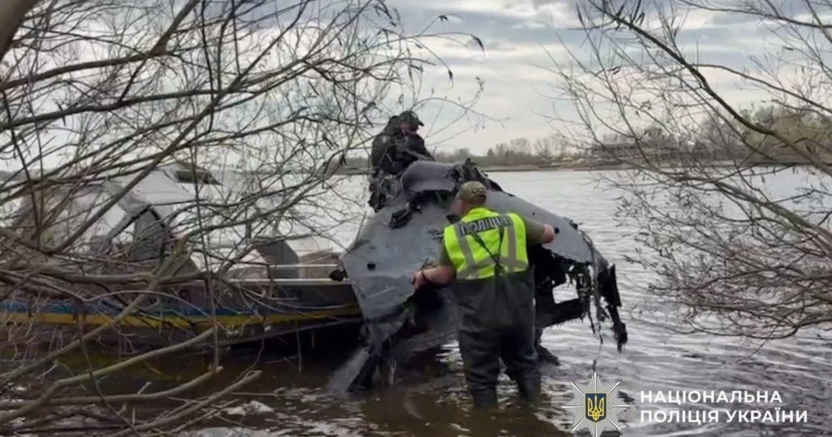 Поліцейські дістали з Дніпра російський дрон, запущений під час масованої атаки на Київ 16 квітня