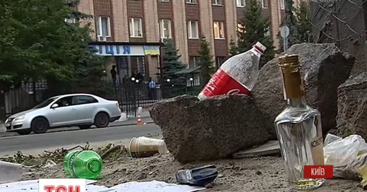 Активисты всю ночь ели и пили