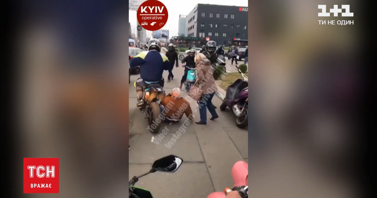 В Киеве мотоциклисты-нарушители избили прохожего