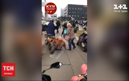 В Киеве мотоциклисты-нарушители избили прохожего