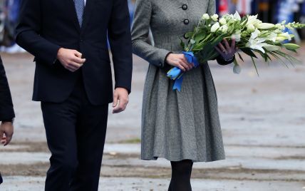 В элегантном пальто и с букетом: герцогиня Кембриджская с принцем Уильямом прибыли в Лестер