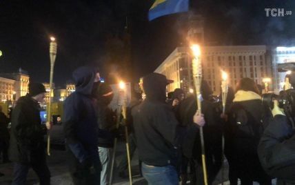 Факельное шествие по центру Киева: участники направляются в МВД, по дороге произошел конфликт с полицией
