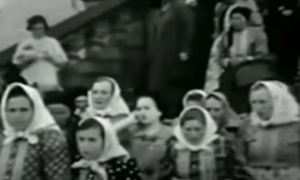 На архівному відео 1937 року помітили жінку зі смартфоном: у мережі знову розгорівся спір про подорожі у часі