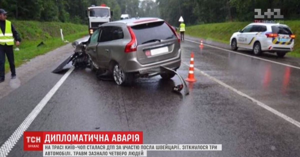 На Львовщине посол Швейцарии попал в ДТП с участием трех машин