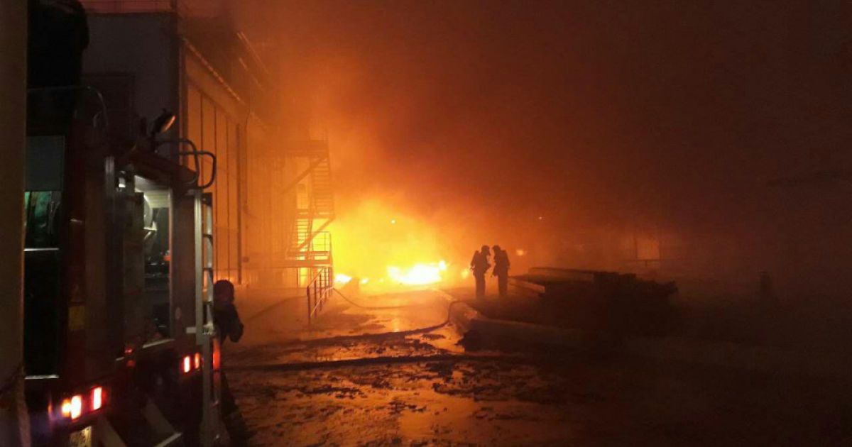 Рятувальники локалізували масштабну пожежу на заводі під Одесою