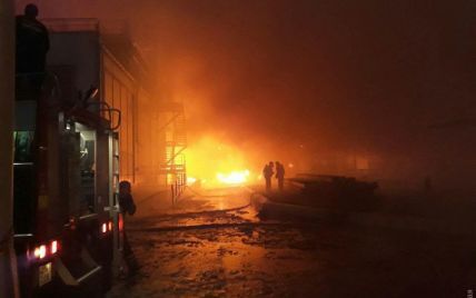 Рятувальники локалізували масштабну пожежу на заводі під Одесою