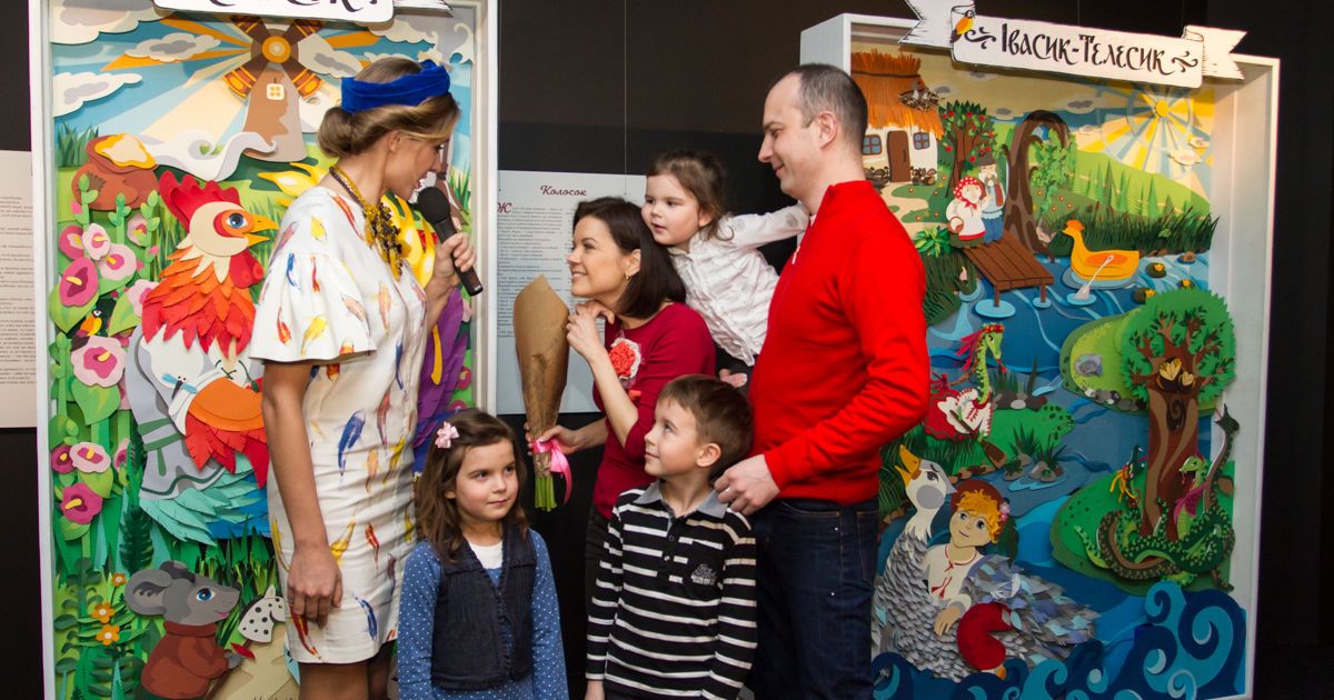 Выставочное пространство "Домосфера", Катя Осадчая и Маричка Падалко с семьей