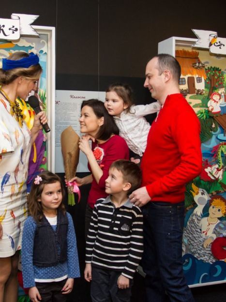 Выставочное пространство "Домосфера", Катя Осадчая и Маричка Падалко с семьей / © 