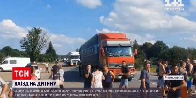 Новини України: на Прикарпатті медики рятують збиту дівчинку, селяни вимагають встановити світлофор
