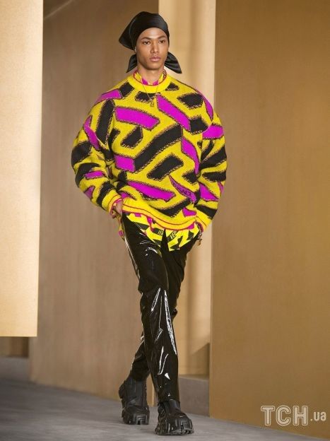 Коллекция Versace прет-а-порте сезона осень-зима 2021-2022 / © East News