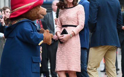 Выглядит прекрасно: беременная герцогиня Кембриджская в персиковом платье снова вышла на публику 