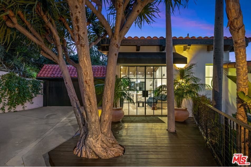 Шарлиз Терон продает собственное элитное поместье. Фото: TheMLS / © 