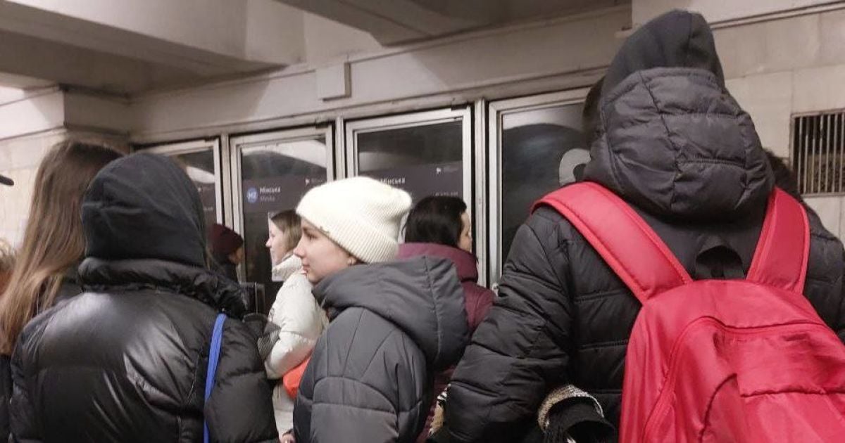 Во время тревоги в Киеве людей не пустили в метро: что произошло