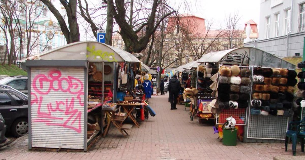 У Києві з Андріївського узвозу приберуть "МАФове містечко" 
