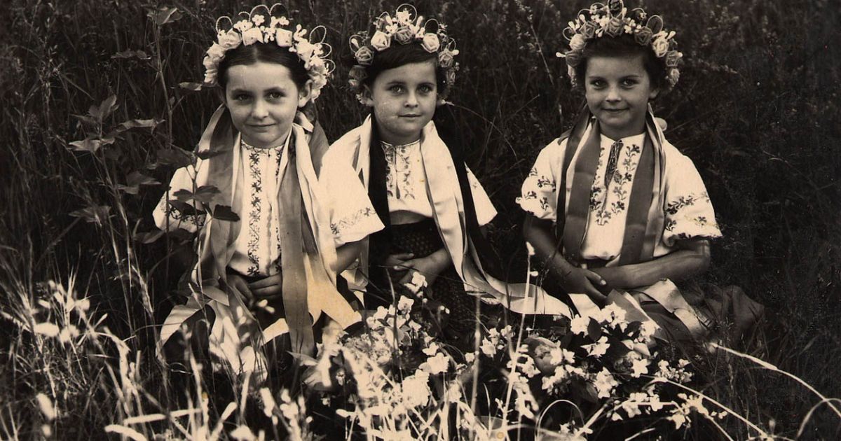 Дівчата. Серед. ХХ ст. НЦНК "Музей Івана Гончара". Історико-етнографічний мистецький альбом Івана Гончара "Україна й українці"