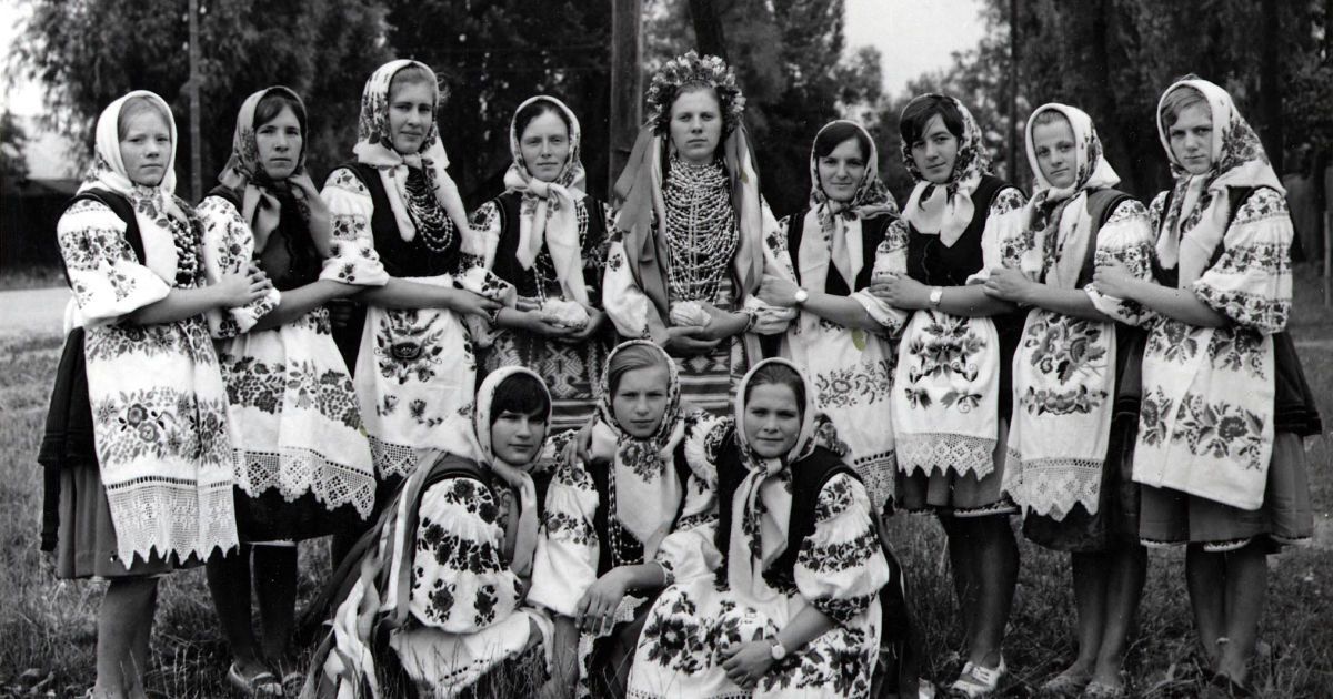 Наречена з дружками. Серед. ХХ ст. НЦНК "Музей Івана Гончара". Історико-етнографічний мистецький альбом Івана Гончара "Україна й українці"