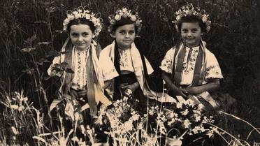 Дівчата. Серед. ХХ ст. НЦНК "Музей Івана Гончара". Історико-етнографічний мистецький альбом Івана Гончара "Україна й українці"