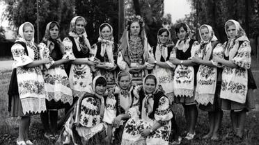 Наречена з дружками. Серед. ХХ ст. НЦНК "Музей Івана Гончара". Історико-етнографічний мистецький альбом Івана Гончара "Україна й українці"