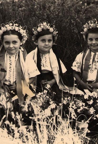 Дівчата. Серед. ХХ ст. НЦНК "Музей Івана Гончара". Історико-етнографічний мистецький альбом Івана Гончара "Україна й українці"