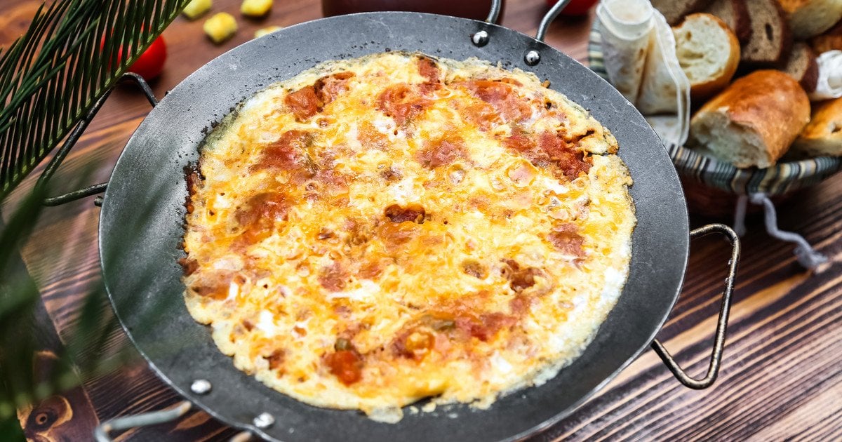 Піца з лаваша на сковороді з яйцями