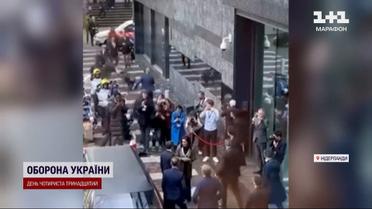 "Президент насилия и лицемерия": на Макрона напали в Амстердаме