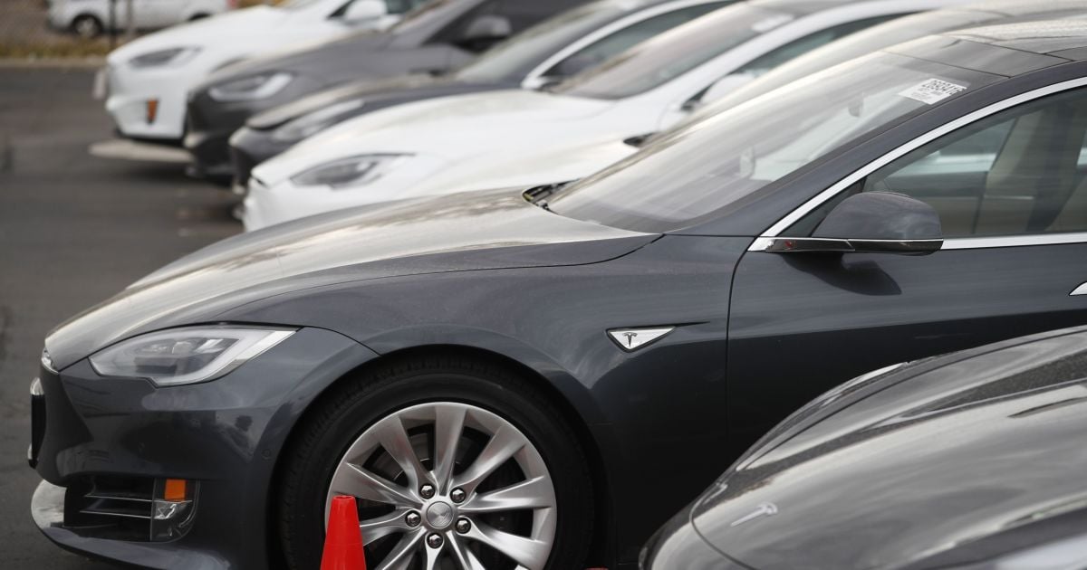 Коронавірус загрожує виробникам електрокарів: продажі Tesla можуть впасти на 30% вже в першому кварталі