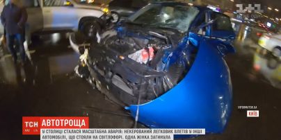 На столичній площі Перемоги легковик протаранив 4 автомобілі