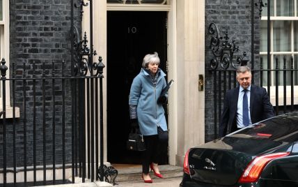 В любимом пальто и красных туфлях: Тереза Мэй на улицах Лондона