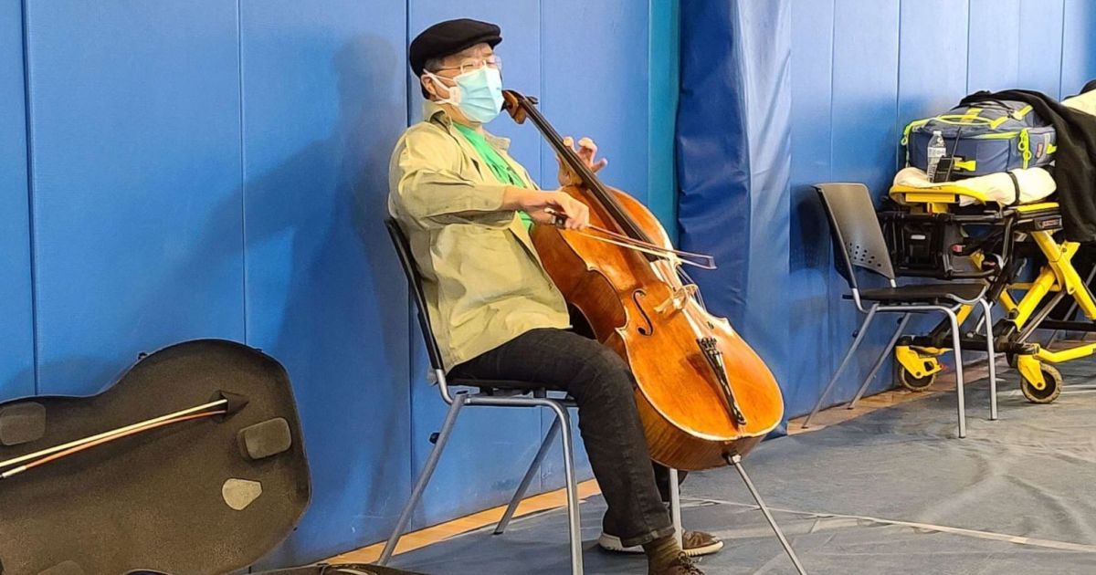 Американский виолончелист устроил концерт для вакцинированных