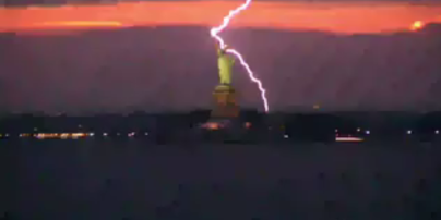 В США мощная молния попала в статую Свободы