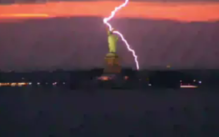 В США мощная молния попала в статую Свободы