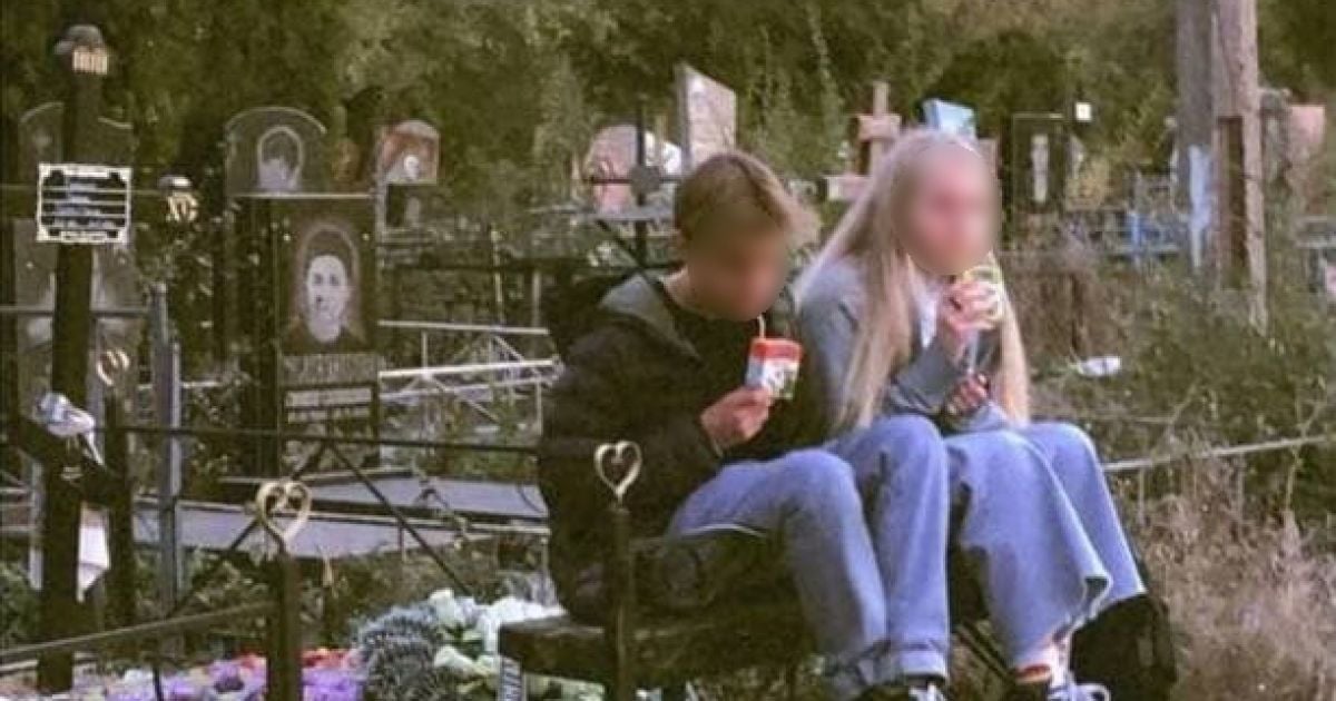 Курили и фотографировались с крестом: в Кривом Роге подростки разгромили кладбище