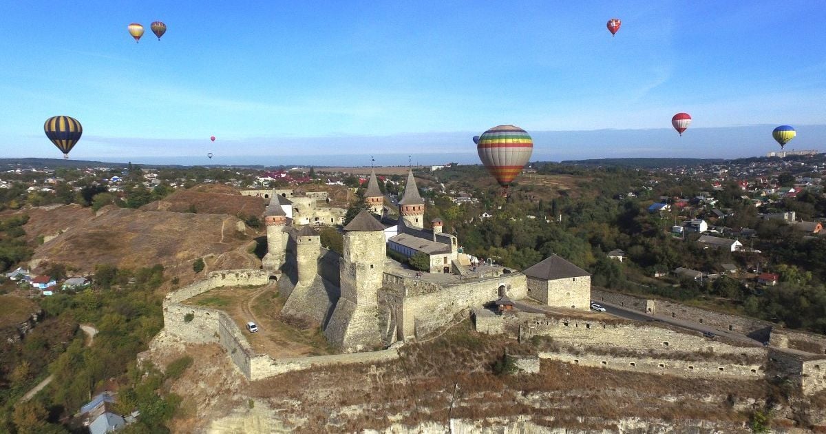 У небо над Кам'янцем-Подільським злетять угору тисячі кольорових куль