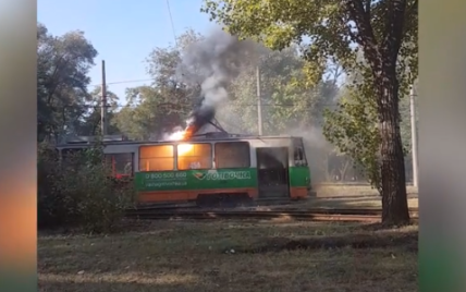 В Запорожье на остановке загорелся трамвай