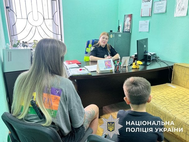 Профілактична бесіда з 6-річним розбишакою та його мамою / © Поліція Києва