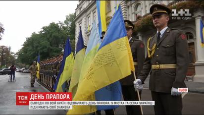 До Дня Прапора по містах та селах українці піднімають свої знамена