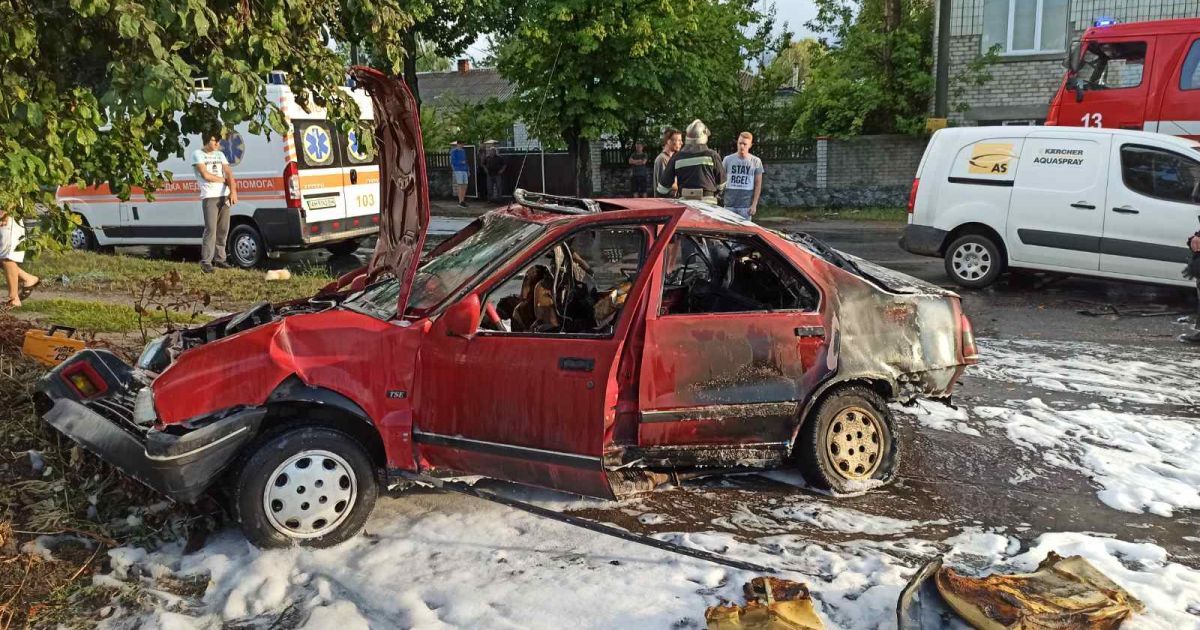 Жінка ледь не згоріла живцем у автівці внаслідок ДТП у Житомирській області